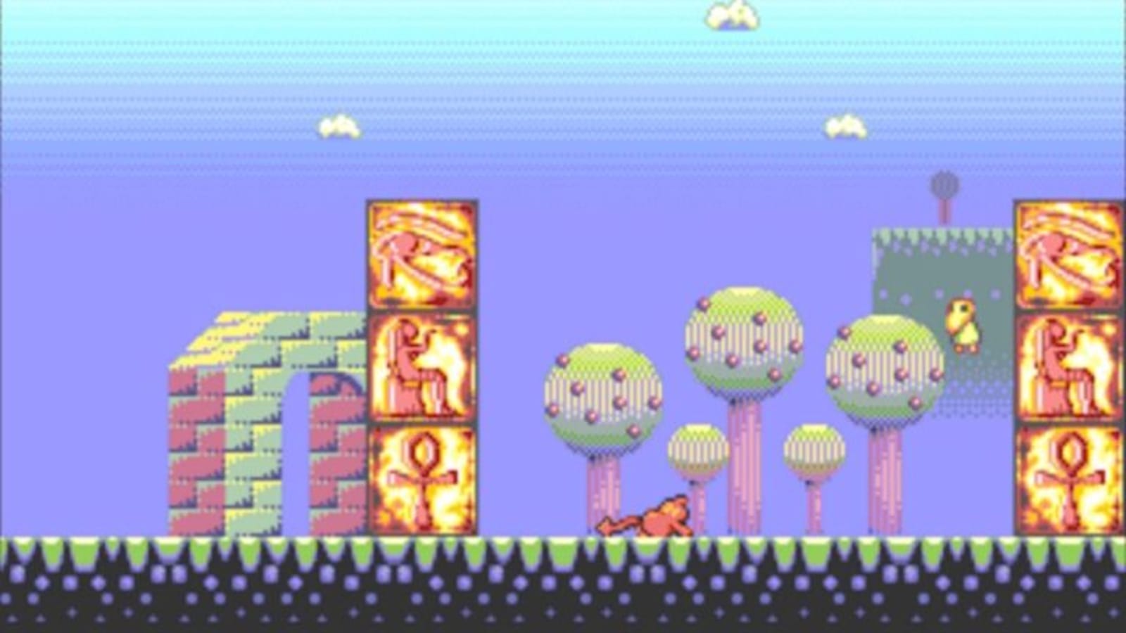 Cena side‑scroll em pixel art com céu azul, árvores verdes e rosas e arco de tijolos coloridos. Blocos verticais laranja brilhante exibem símbolos egípcios como ankh e figuras humanas. Personagem amarelo semelhante a pássaro à direita e figura marrom caída ao centro.