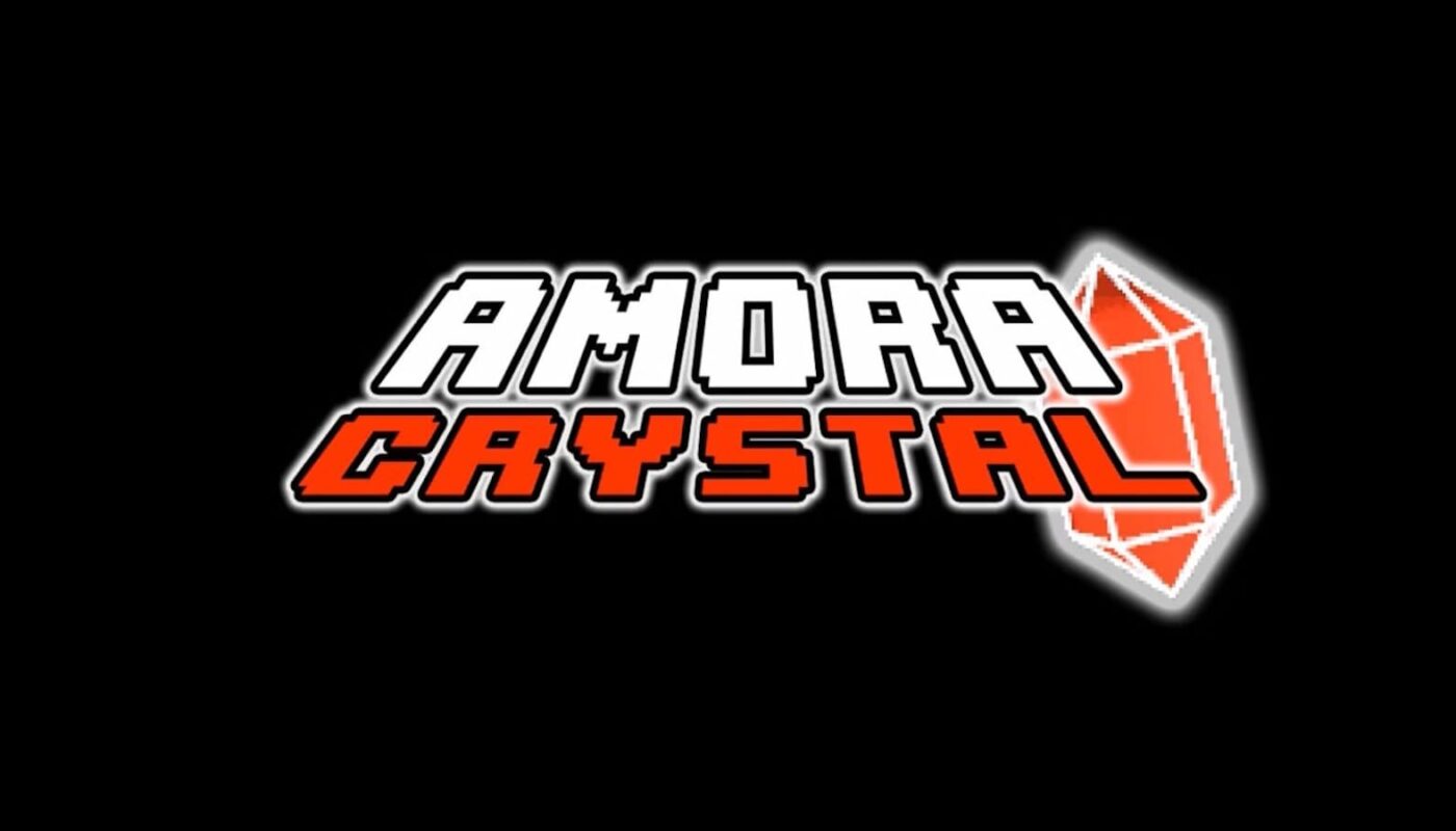 Logo em fonte pixelada com ‘Amora’ em branco e ‘Crystal’ em vermelho sobre fundo preto. À direita, cristal vermelho estilizado com contorno branco.
