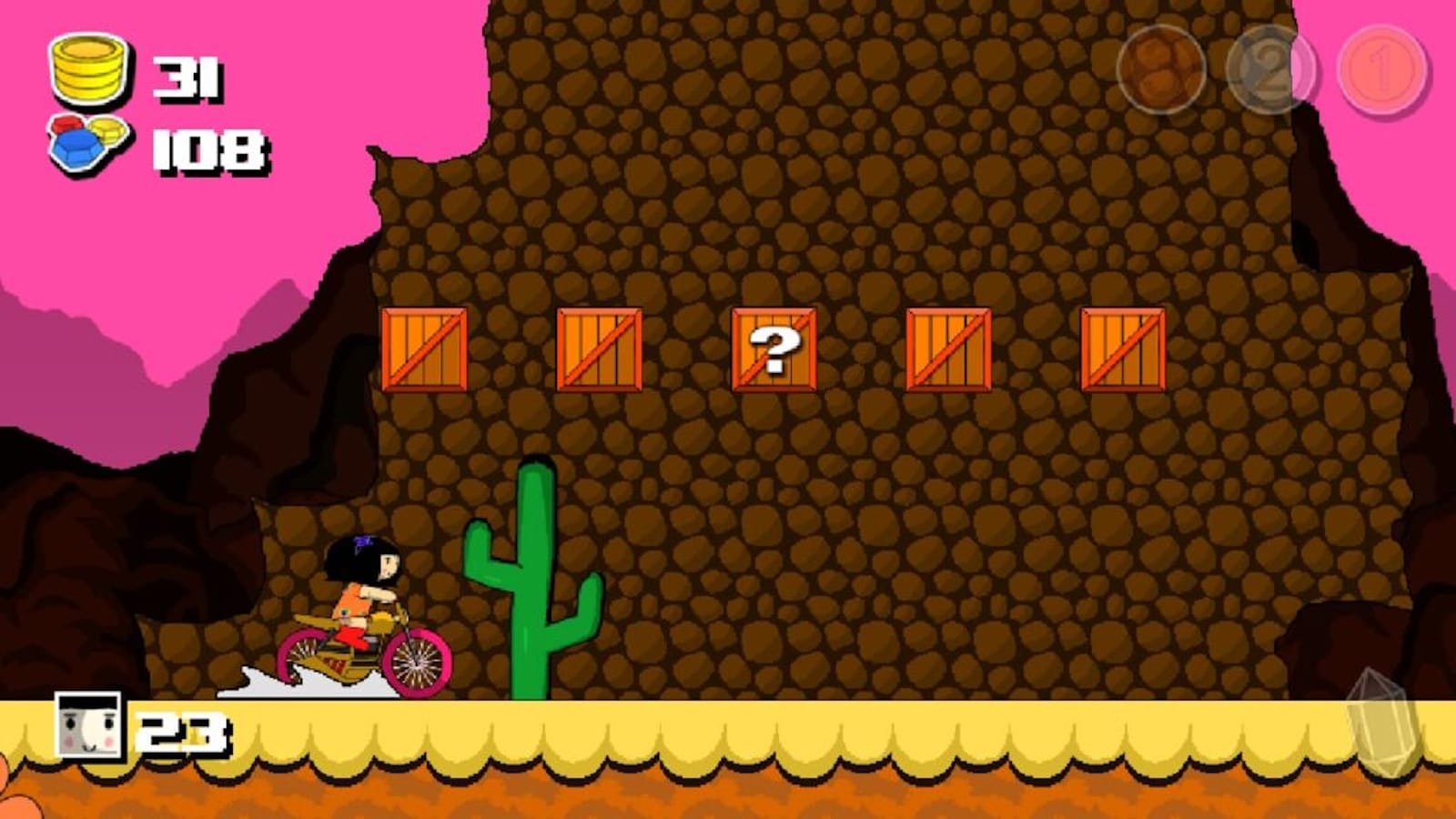 Cena em pixel art com personagem pilotando moto rosa em caminho arenoso diante de montanha marrom e céu rosa. Caixas laranja flutuam, uma com ponto de interrogação. Cacto verde ao lado. Interface mostra moedas, gemas e ícone de personagem.