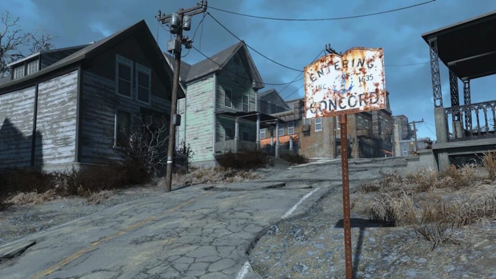 Cena de rua desgastada com casas antigas e pintura descascada. Estrada rachada sobe a colina. Placa metálica enferrujada em primeiro plano traz texto ‘Entering Concord Inc. 1635’. Céu acinzentado reforça clima de abandono.