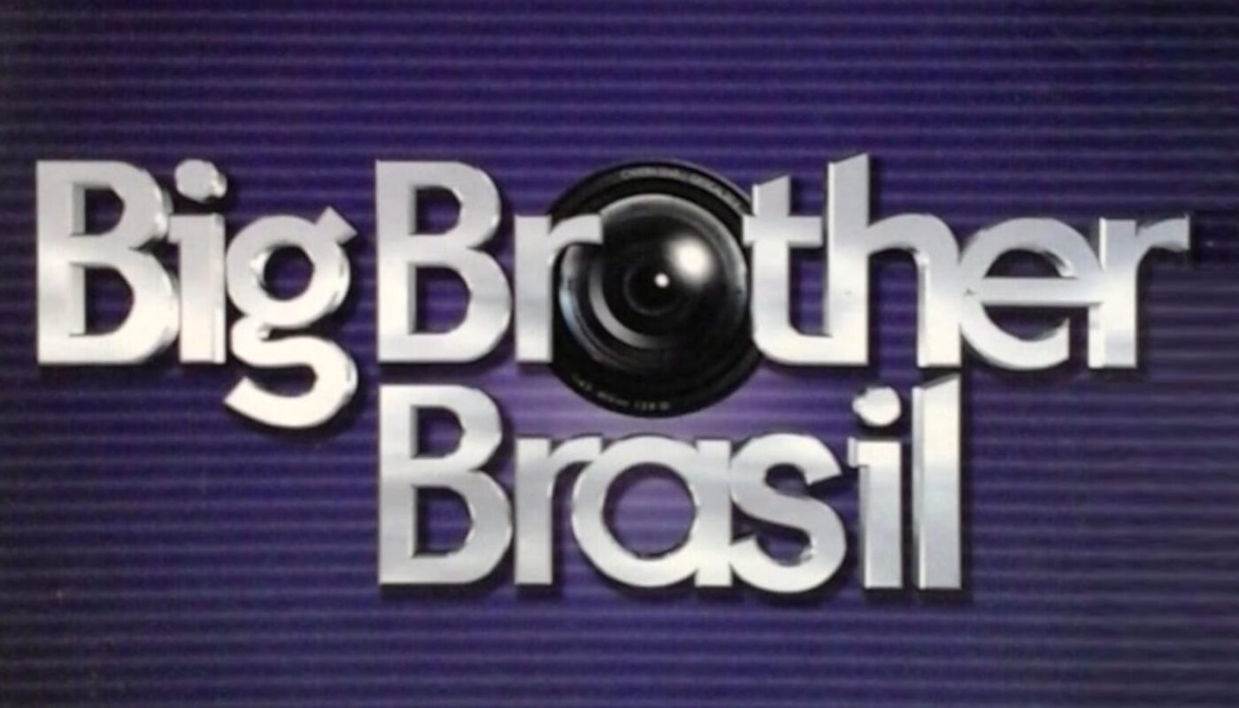 Logo ‘Big Brother Brasil’ em letras metálicas prateadas sobre fundo roxo com linhas horizontais. O ‘o’ de ‘Brother’ aparece estilizado como lente de câmera.
