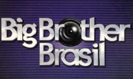 Logo ‘Big Brother Brasil’ em letras metálicas prateadas sobre fundo roxo com linhas horizontais. O ‘o’ de ‘Brother’ aparece estilizado como lente de câmera.