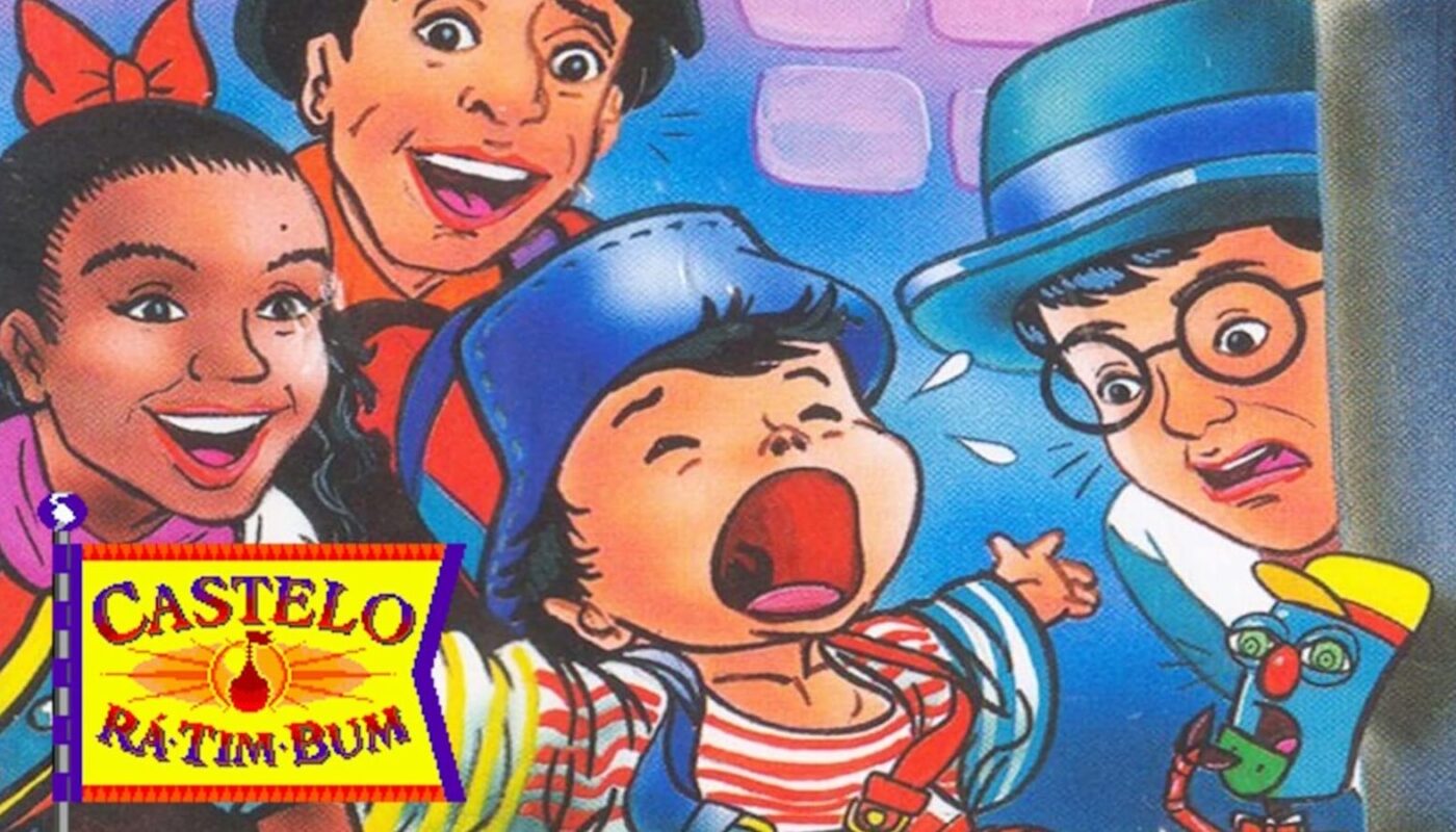 Ilustração colorida com quatro personagens infantis expressivos; ao centro, criança de chapéu azul e camisa listrada vermelha com boca aberta. Ao redor, figuras com laço vermelho, roupa vermelha e personagem de óculos com chapéu azul. No canto inferior esquerdo há bandeira amarela com texto ‘Castelo Rá‑Tim‑Bum’ e emblema roxo.