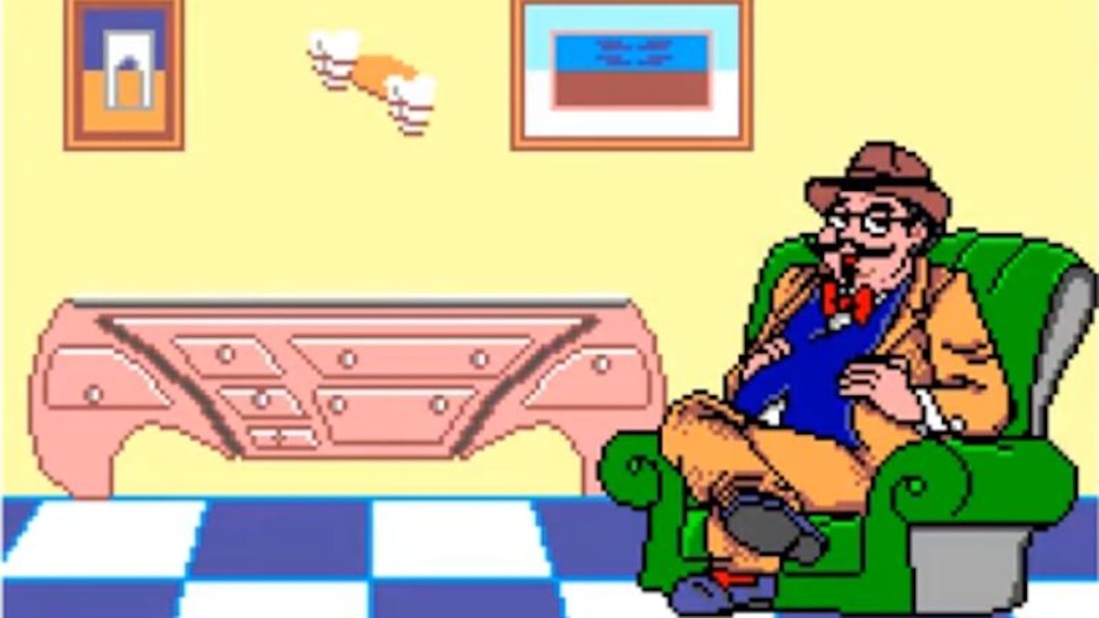 Homem de chapéu marrom, óculos, terno bege com colete azul e gravata borboleta vermelha sentado em poltrona verde com perna cruzada. A sala tem parede amarela com dois quadros, cômoda rosa e piso xadrez azul e branco.