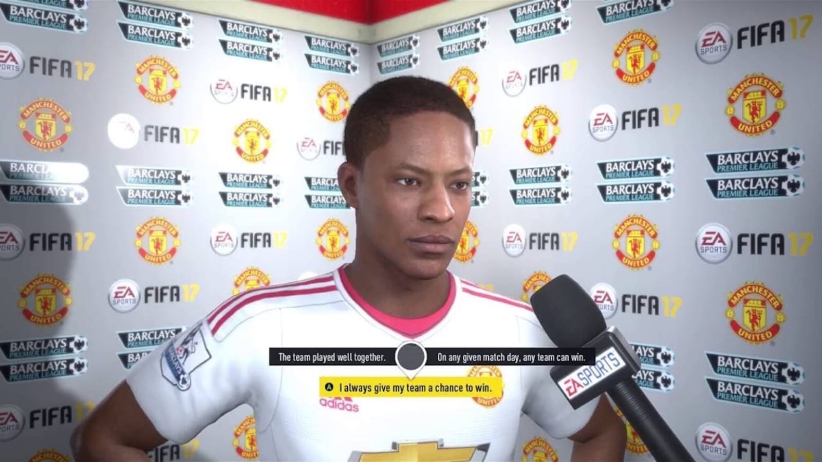 Renderização de jogador com uniforme do Manchester United sendo entrevistado com microfone EA Sports. Painel atrás exibe logos do clube, FIFA 17 e Premier League. Opções de diálogo aparecem na parte inferior.