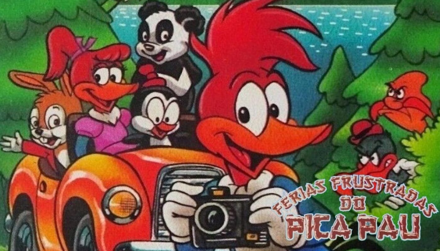 Ilustração com Pica‑Pau segurando câmera e sorrindo em primeiro plano. Atrás dele, personagens como pica‑pau fêmea, coelho, pinguim e panda viajam em carro vermelho. Árvores e lago aparecem ao fundo. Texto ‘Férias Frustradas do Pica Pau’ está no topo.
