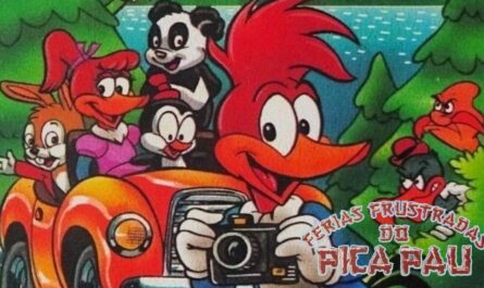 Ilustração com Pica‑Pau segurando câmera e sorrindo em primeiro plano. Atrás dele, personagens como pica‑pau fêmea, coelho, pinguim e panda viajam em carro vermelho. Árvores e lago aparecem ao fundo. Texto ‘Férias Frustradas do Pica Pau’ está no topo.