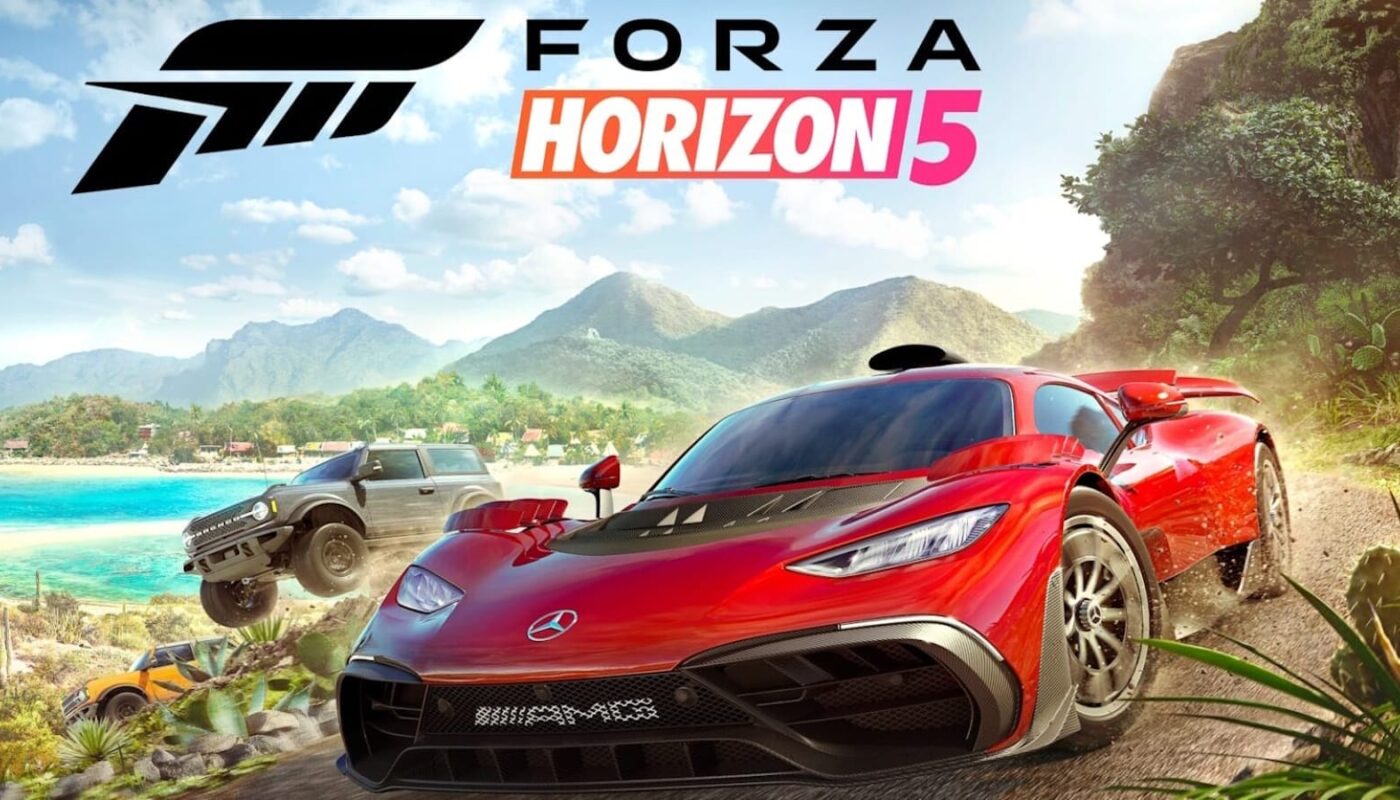 Arte com logo ‘Forza Horizon 5’ no topo. Carro esportivo vermelho acelera em estrada de terra enquanto veículo off‑road preto salta ao fundo. Paisagem tropical com montanhas, vegetação densa e praia de água turquesa.