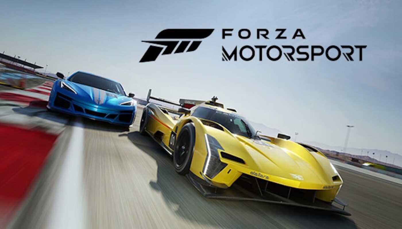 Dois carros de corrida aceleram lado a lado em pista; à esquerda um esportivo azul, à direita carro amarelo com design aerodinâmico e patrocínios. Acima, o logo ‘Forza Motorsport’. A cena transmite velocidade e competição.