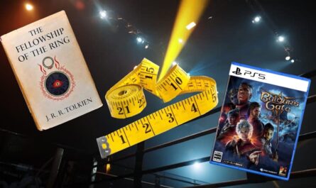 Três objetos sobre fundo escuro com luzes de palco: livro ‘The Fellowship of the Ring’, fita métrica amarela parcialmente desenrolada e caixa de jogo de PlayStation 5 ‘Baldur’s Gate 3’.
