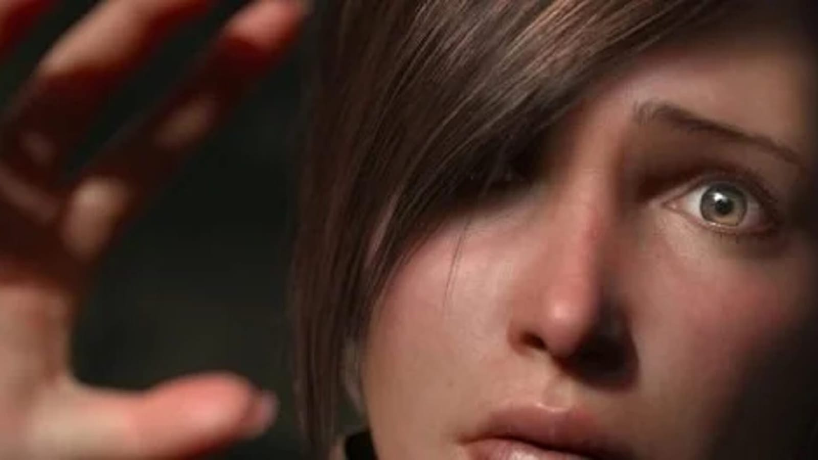 Close de rosto digital realista com pele detalhada, olhos iluminados e mão levantada parcialmente à frente.