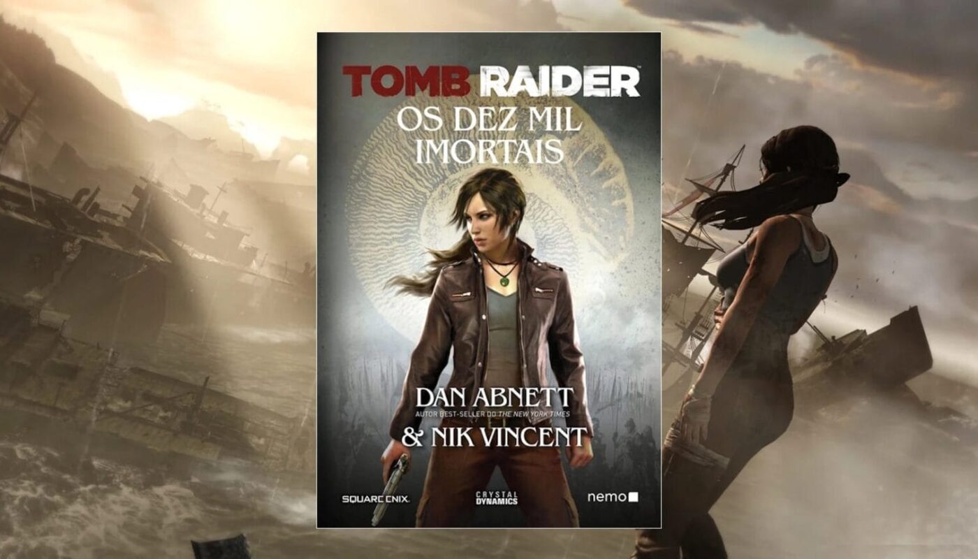 Capa do livro com Lara Croft em jaqueta marrom segurando arma diante de símbolo circular, com cenário de mar tempestuoso e destroços ao fundo.
