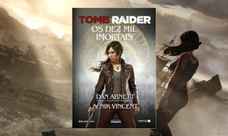Capa do livro com Lara Croft em jaqueta marrom segurando arma diante de símbolo circular, com cenário de mar tempestuoso e destroços ao fundo.