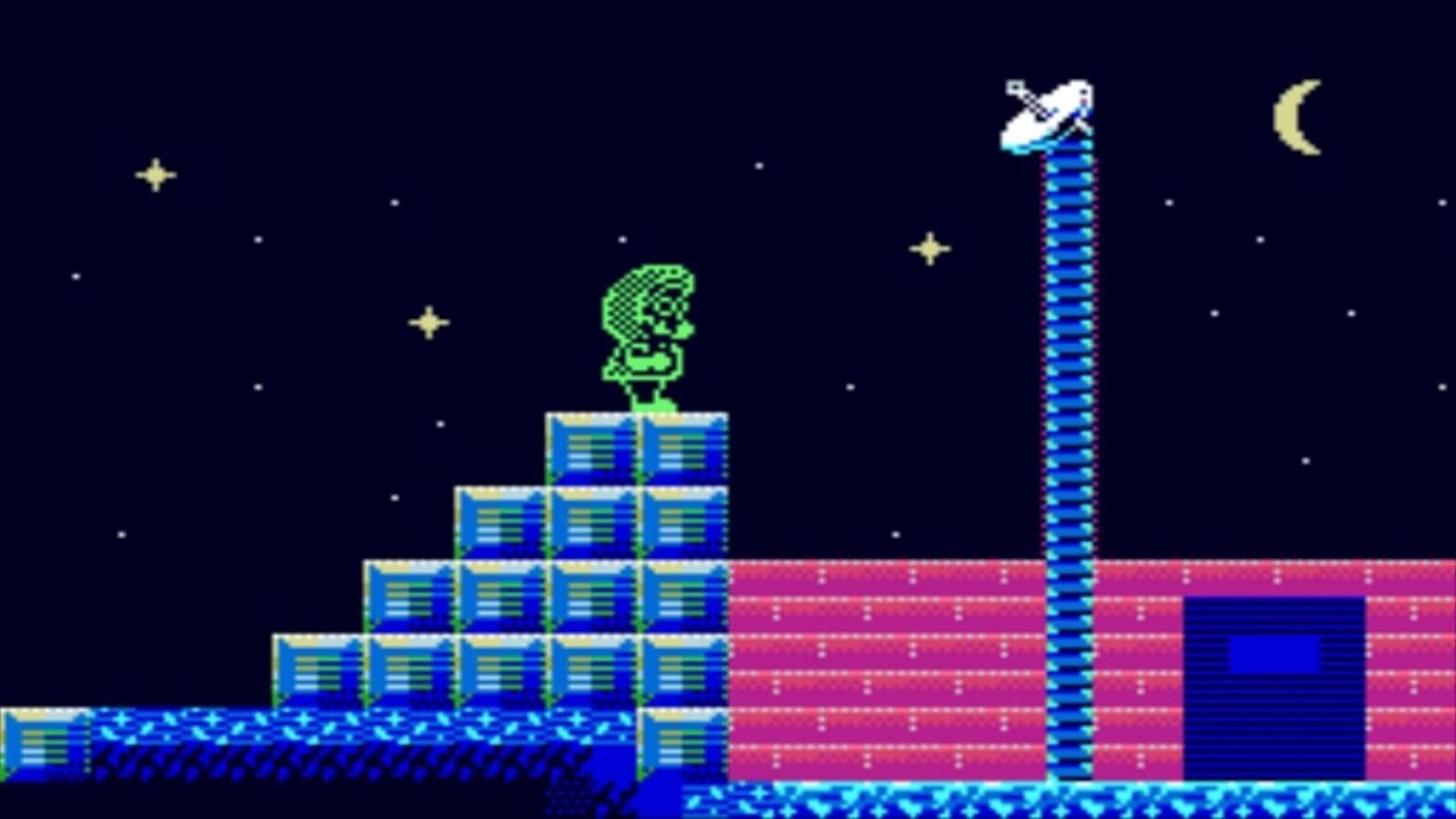 Cena em pixel‑art com personagem verde sobre uma escada feita de blocos azuis. À direita há uma estrutura alta azul com antena parabólica branca no topo e, atrás dela, um prédio rosa com porta azul. O fundo é um céu noturno com estrelas brancas e amarelas e uma lua crescente. O estilo lembra jogos clássicos de plataforma com tema espacial.