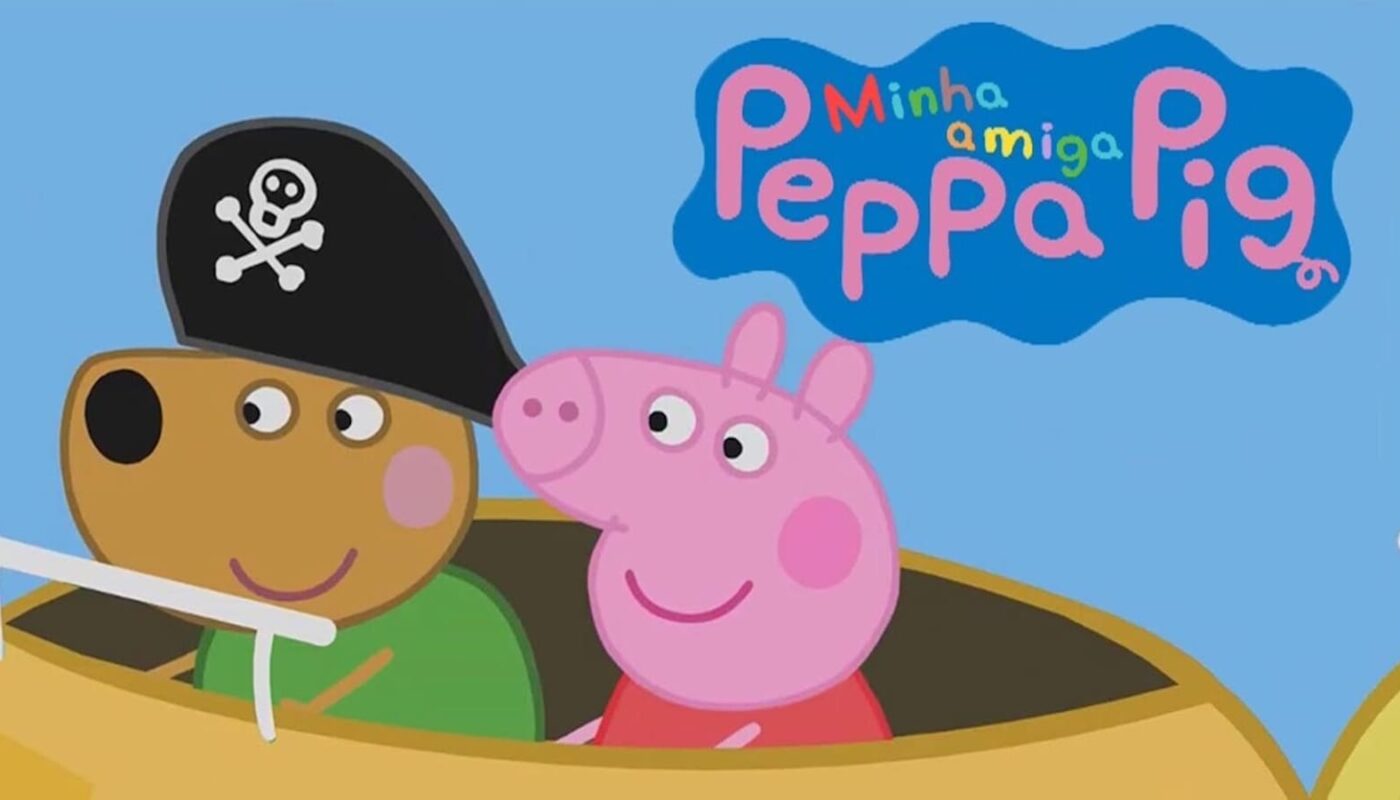 Cena colorida com Peppa Pig em camisa vermelha e cachorro marrom usando chapéu de pirata dentro de barco amarelo sobre fundo azul. No canto superior direito, texto ‘Minha amiga Peppa Pig’ em cores vibrantes.