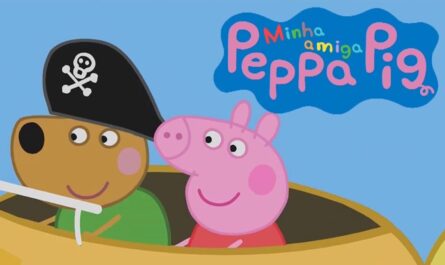 Cena colorida com Peppa Pig em camisa vermelha e cachorro marrom usando chapéu de pirata dentro de barco amarelo sobre fundo azul. No canto superior direito, texto ‘Minha amiga Peppa Pig’ em cores vibrantes.