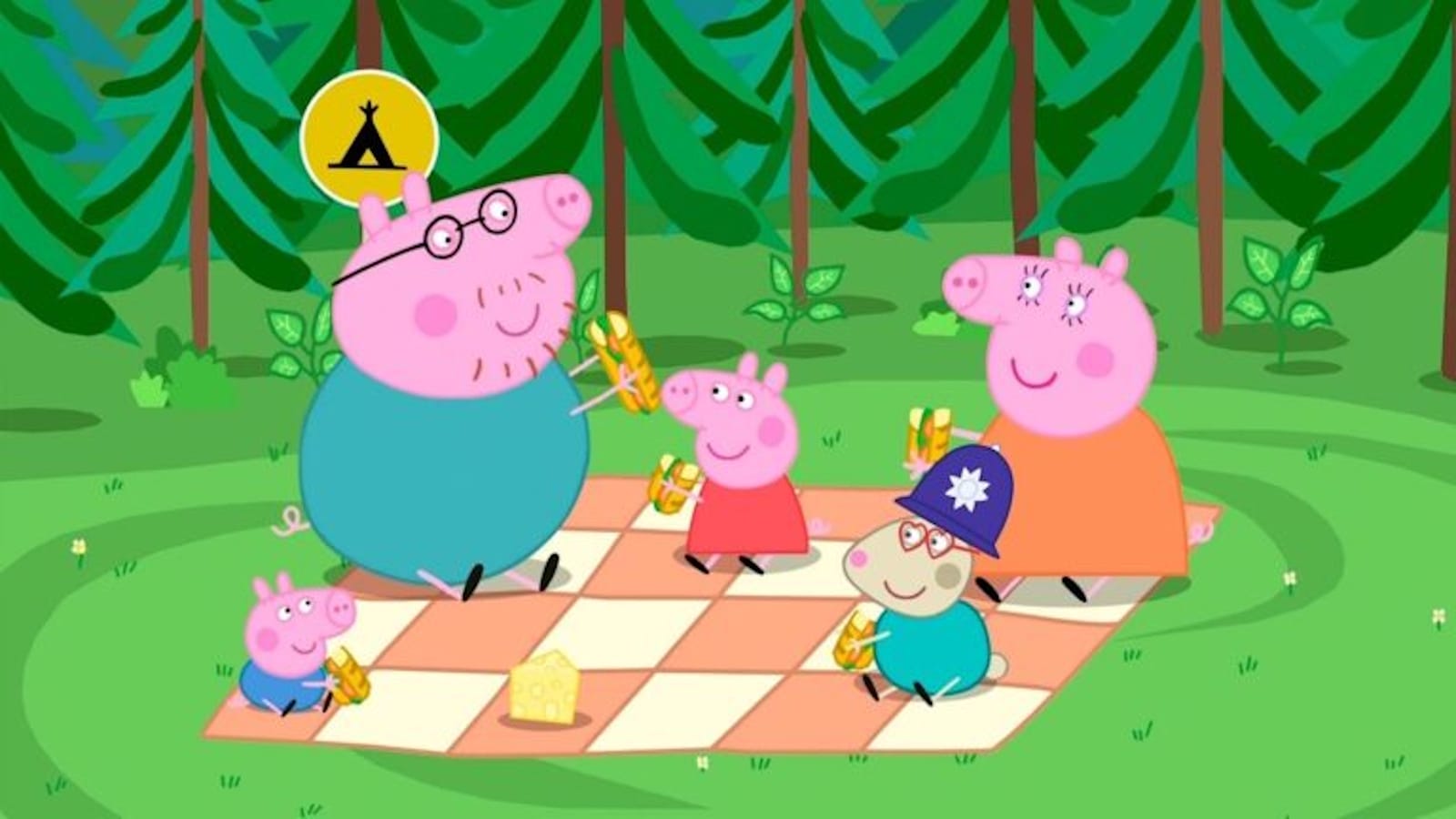 Família Pig sentada em toalha quadriculada em floresta com árvores altas. Personagens comem sanduíches; há queijo sobre a toalha. Placa amarela com símbolo de barraca indica área de camping.