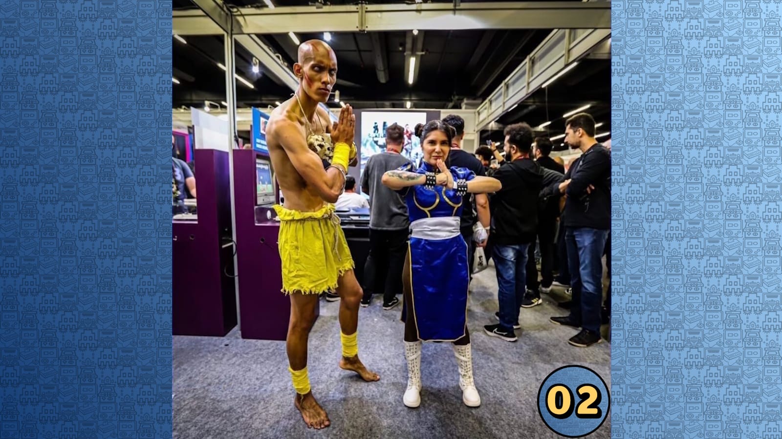 Cosplayers de Dhalsim e Chun‑Li em poses de combate em área de convenção. Dhalsim usa roupa amarela rasgada; Chun‑Li veste traje azul com braceletes com espinhos.