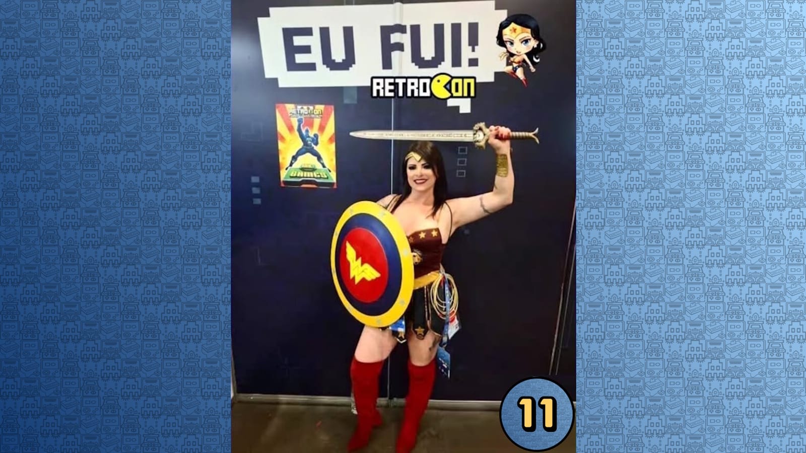 Cosplayer de Mulher‑Maravilha segurando espada e escudo com logotipo da heroína diante de parede com textos da RETROCON.