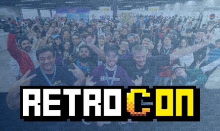 Grande grupo de pessoas sorrindo e posando em evento interno com estandes ao fundo. Logo pixelado ‘RETROCON’ aparece sobre a imagem.