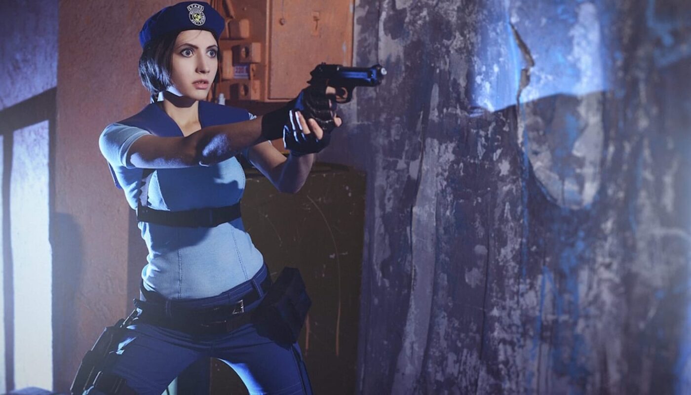 Pessoa em uniforme tático azul com boina e pistola apontada à frente, em ambiente escuro com parede desgastada iluminada por luz azul e laranja.