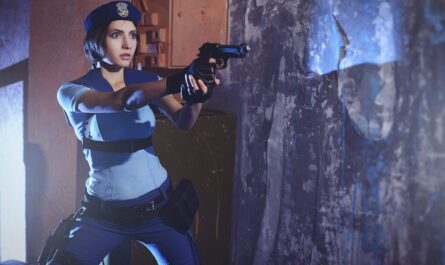 Pessoa em uniforme tático azul com boina e pistola apontada à frente, em ambiente escuro com parede desgastada iluminada por luz azul e laranja.
