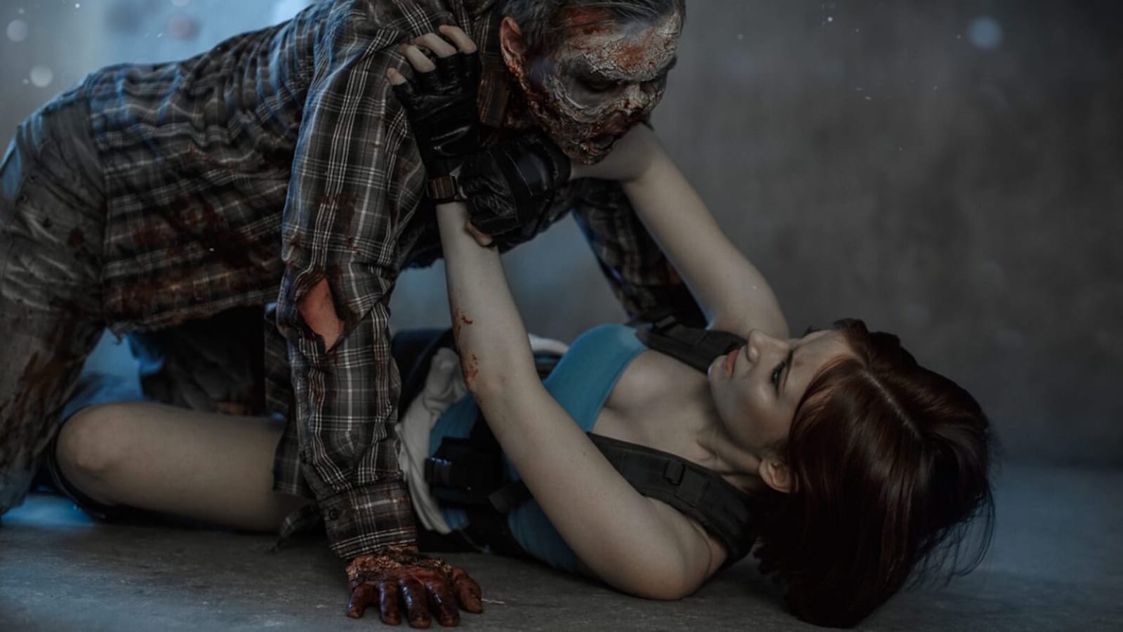 Zumbi atacando Jill Valentine.