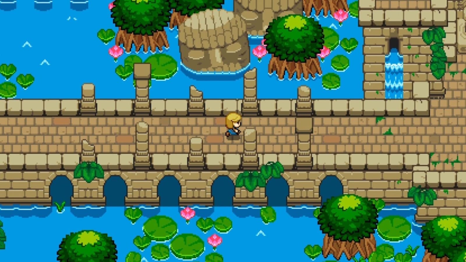Cena em pixel art com personagem de cabelos claros caminhando sobre ponte de pedra acima de água azul com vitórias‑régias e flores rosas. Árvores grossas surgem da água e ruínas em forma de rostos aparecem ao fundo, com pequena queda‑d’água à direita.
