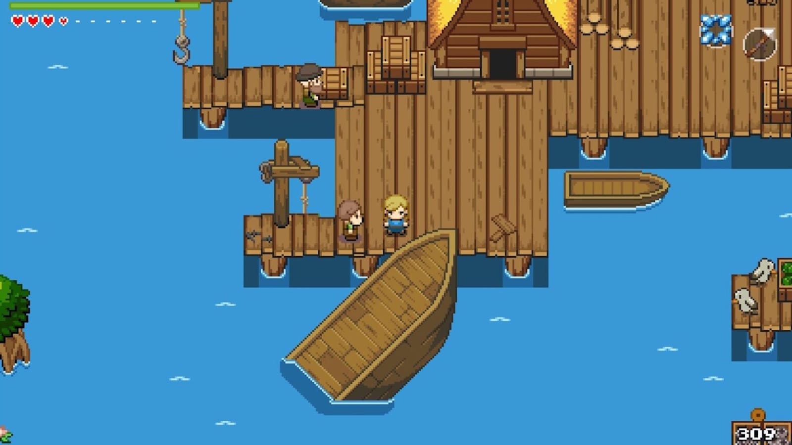 Cena em pixel art mostrando doca de madeira sobre água azul com barcos amarrados, caixas, cordas e pequena construção iluminada. Três personagens estão na doca; dois pássaros brancos aparecem em plataforma menor.