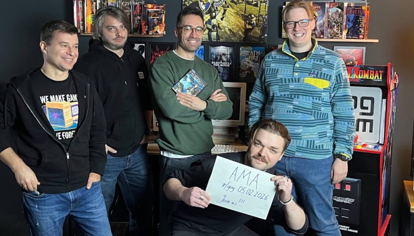 Equipe do GOG posa em uma sala decorada com memorabilia de videogames. Atrás delas há prateleiras cheias de caixas de jogos clássicos, como Gothic, Silent Hill 4: The Room e Breath of Fire. À direita, há uma máquina de arcade de Mortal Kombat. Uma pessoa em pé segura uma caixa de jogo; outra, sentada à frente, segura um cartaz escrito: ‘AMA, r/gog 05.02.2026, Join us!!!’.