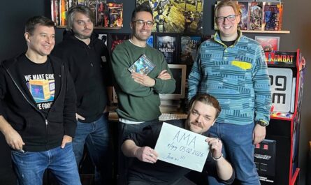 Equipe do GOG posa em uma sala decorada com memorabilia de videogames. Atrás delas há prateleiras cheias de caixas de jogos clássicos, como Gothic, Silent Hill 4: The Room e Breath of Fire. À direita, há uma máquina de arcade de Mortal Kombat. Uma pessoa em pé segura uma caixa de jogo; outra, sentada à frente, segura um cartaz escrito: ‘AMA, r/gog 05.02.2026, Join us!!!’.