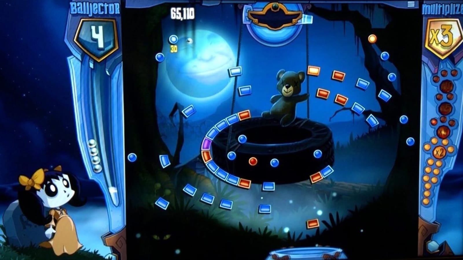 Cena de Peggle ambientada à noite com lua brilhante e urso sentado em balanço de pneu. Personagem de olhos grandes e vestido amarelo aparece à esquerda.