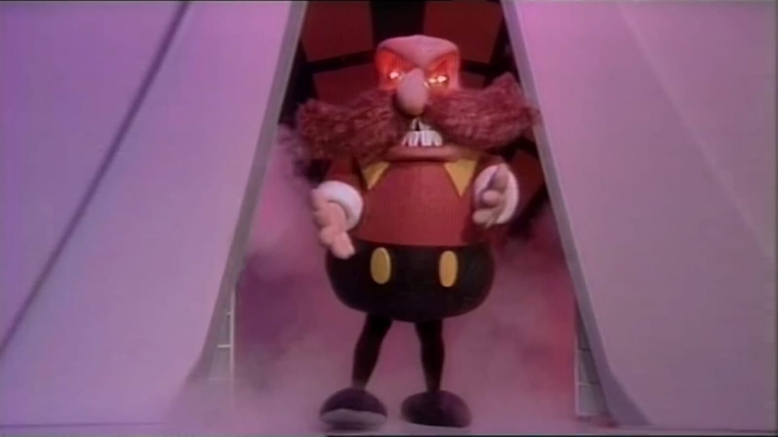 Figura fantasiada com casaco vermelho, detalhes amarelos, bigode grande e olhos vermelhos brilhantes. Personagem aparece em porta cercada por luz rosa‑roxa e névoa, criando clima dramático.