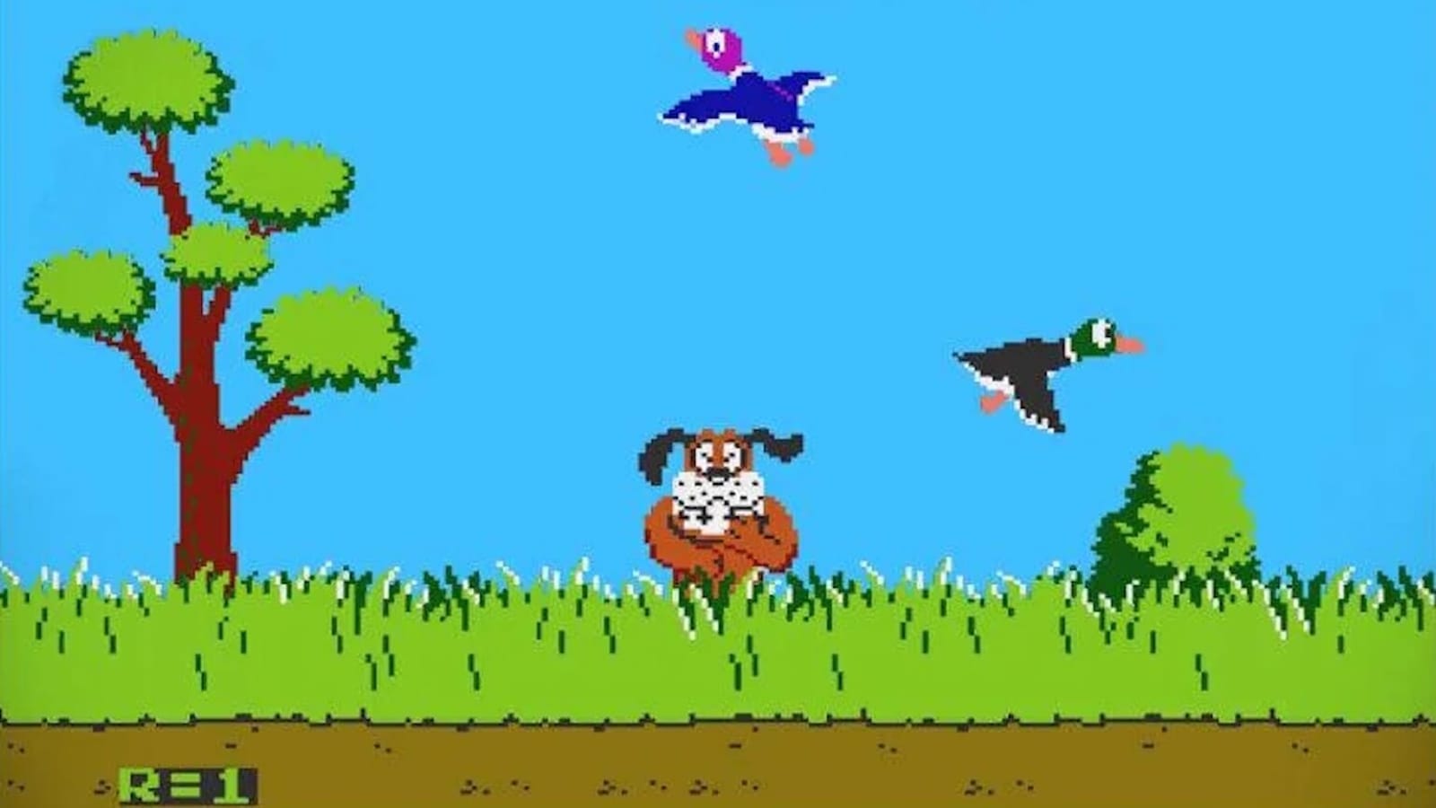 Tela de Duck Hunt com cachorro segurando pato, dois patos voando, árvore à esquerda e céu azul, cenário clássico do jogo.