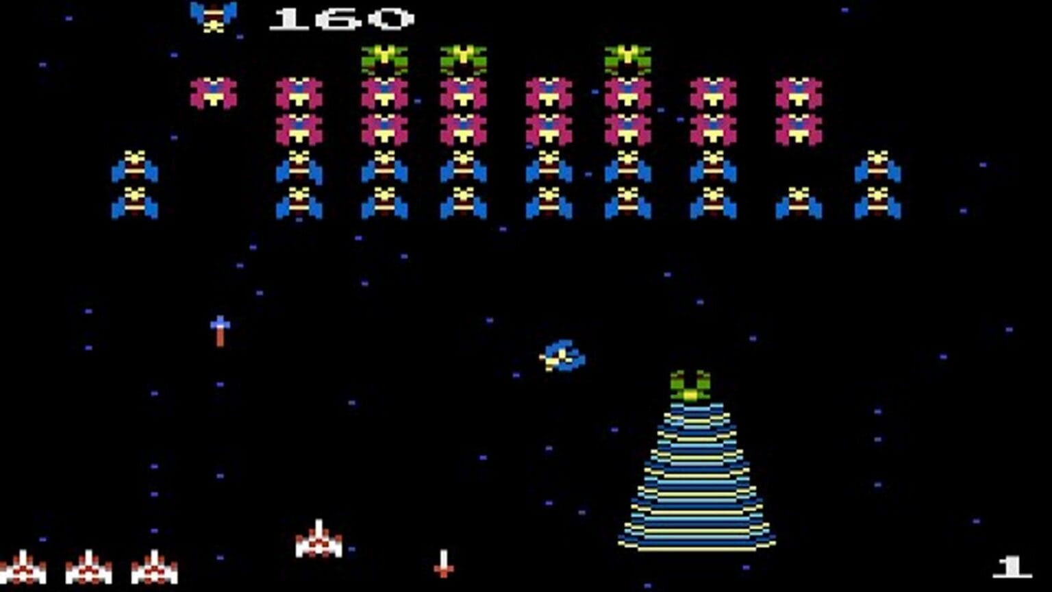 Tela de jogo Galaga com nave branca na base disparando contra fileiras de alienígenas coloridos em fundo preto, pontuação no topo.