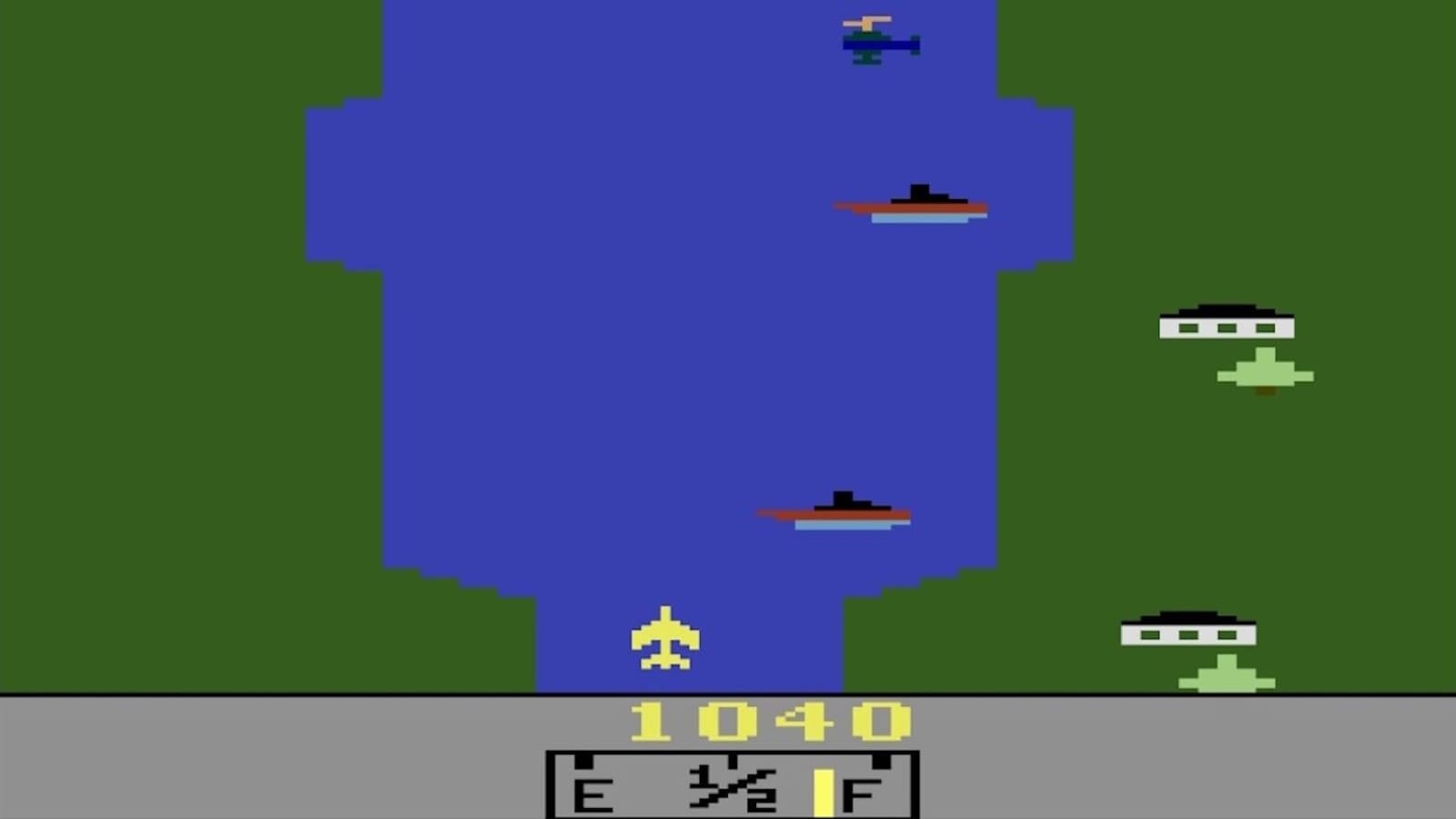 Tela de River Raid com rio vertical, barcos, helicóptero e avião amarelo controlado pelo jogador, estruturas nas margens e pontuação exibida.