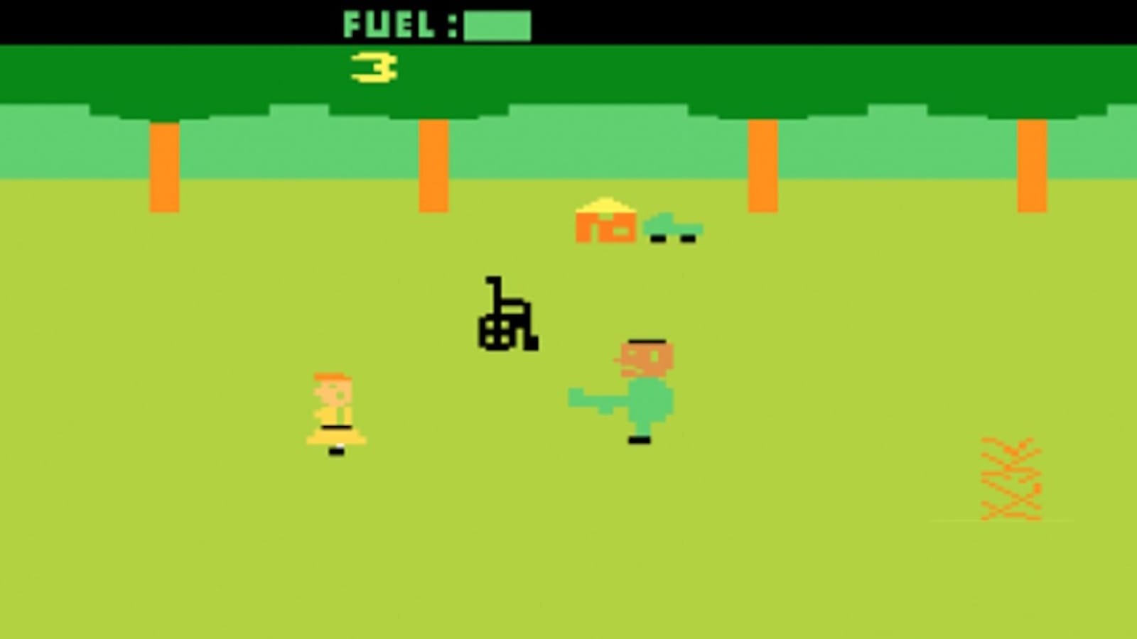 Tela de jogo antigo com cenário verde, dois personagens pixelados e objeto preto semelhante a cadeira de rodas, com indicador de combustível no topo.