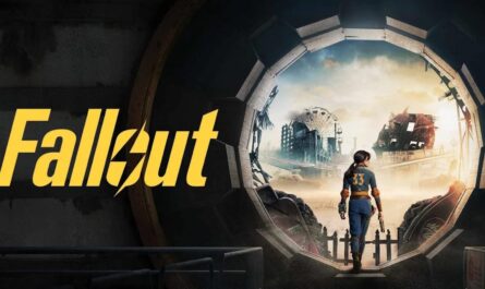 Arte promocional com palavra ‘Fallout’ em letras amarelas à esquerda. À direita, figura em macacão azul com número 33 nas costas caminha para fora de porta circular de cofre, entrando em paisagem destruída com prédios em ruínas, roda‑gigante danificada e cidade coberta de poeira.