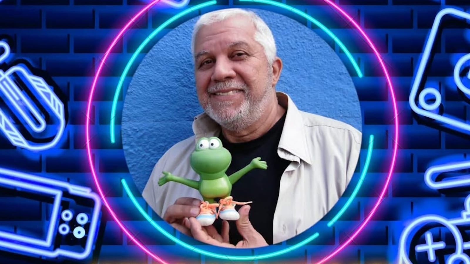 Pessoa de cabelos grisalhos e barba posa diante de parede azul segurando pequeno sapo verde de olhos grandes e sapatos laranja. A foto aparece dentro de moldura circular neon com luzes azuis, rosas e verdes, sobre fundo de tijolos escuros com ícones brilhantes como clipe de papel e controle de videogame.