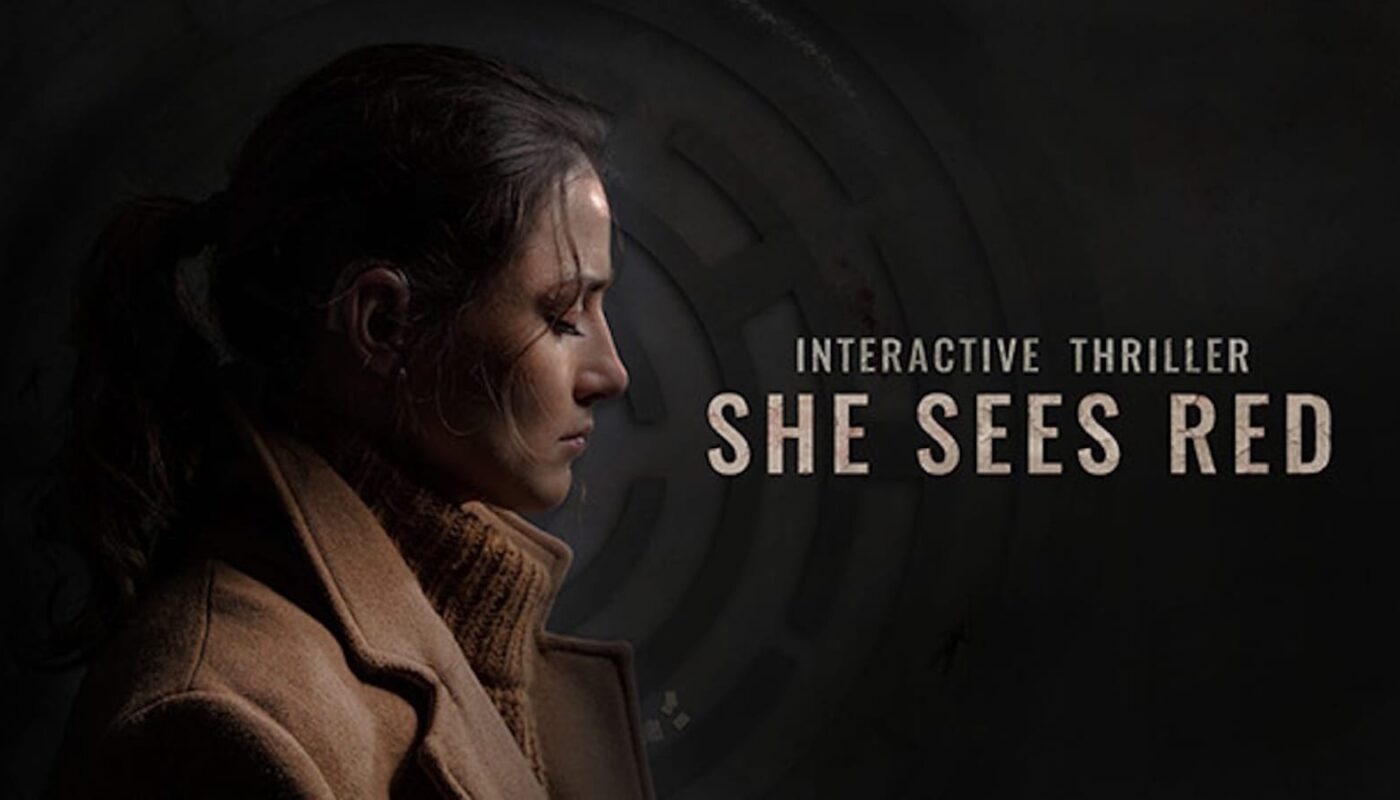 Poster com pessoa em perfil usando casaco marrom e gola alta diante de fundo escuro texturizado. Texto ‘Interactive Thriller — She Sees Red’ aparece à esquerda.