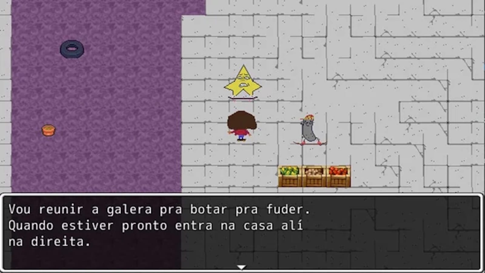 Cena em pixel art com personagem diante de estrela amarela com rosto e criatura cinza ao lado de caixas de frutas. Fundo com paredes cinza e piso roxo. Caixa de diálogo exibe texto em português.