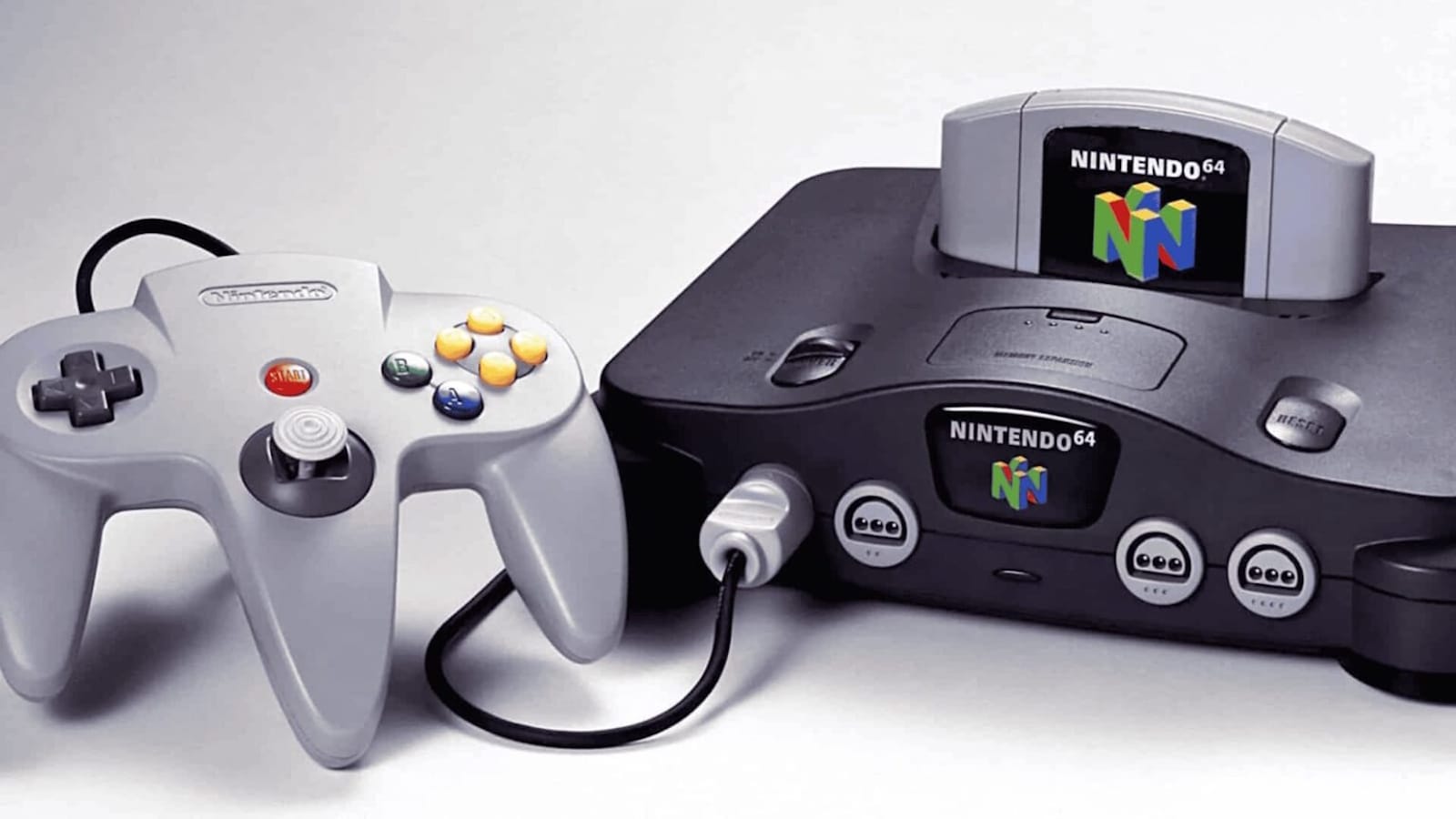 Console Nintendo 64 preto com cartucho inserido.