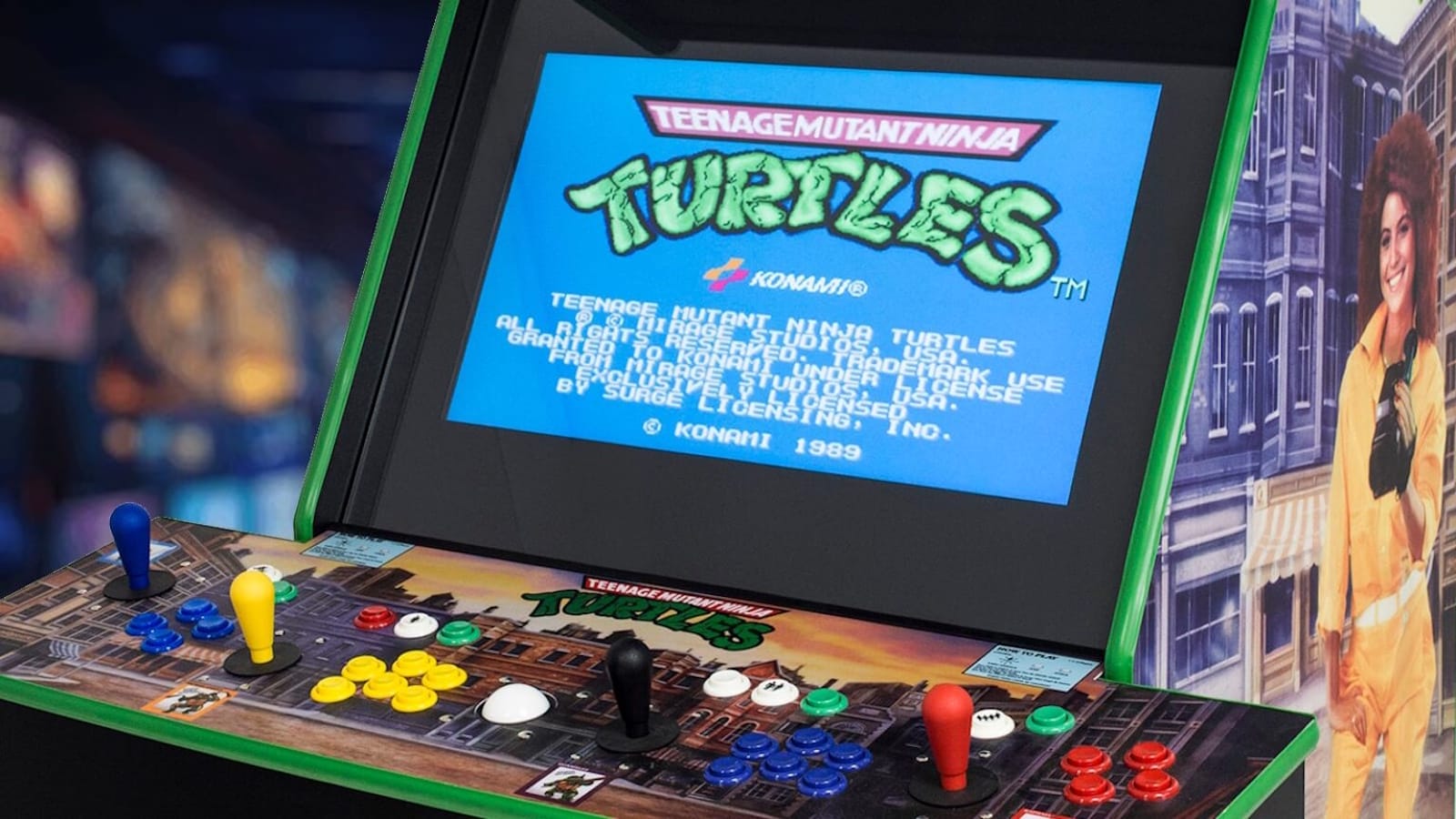 Máquina de arcade com tela exibindo título e créditos de Teenage Mutant Ninja Turtles. Painel possui quatro controles com joysticks e botões coloridos. Arte lateral mostra cenário urbano e personagem da série.