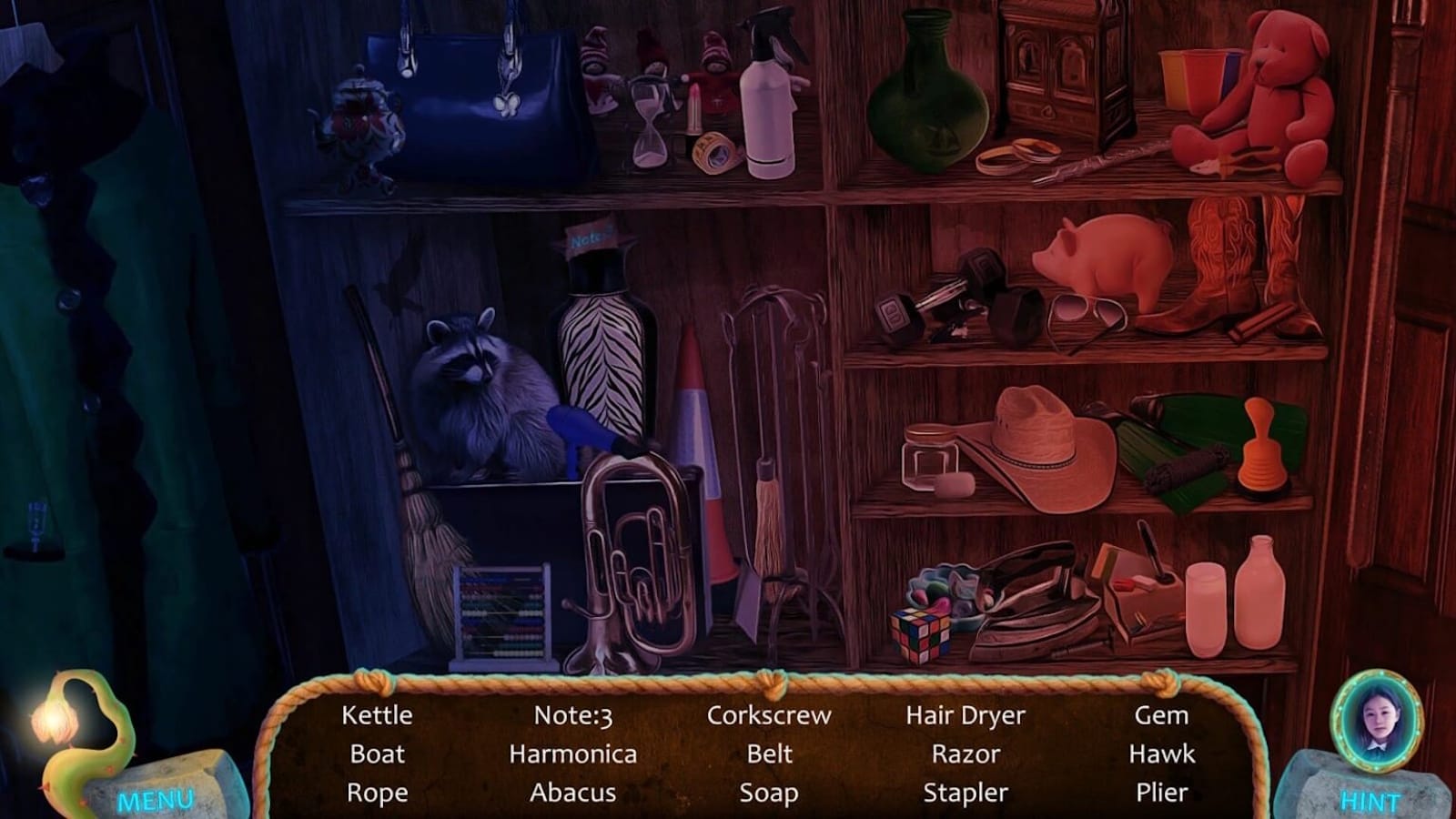 Prateleira de madeira em jogo de objetos escondidos, iluminada em tons azulados e avermelhados. Itens incluem guaxinim, vaso, trompete, ábaco, cofrinho, botas, chapéu, cubo mágico, urso de pelúcia, garrafas e pequenos objetos como corda, cinto, sabonete e saca‑rolhas. Lista de itens procurados aparece à esquerda.