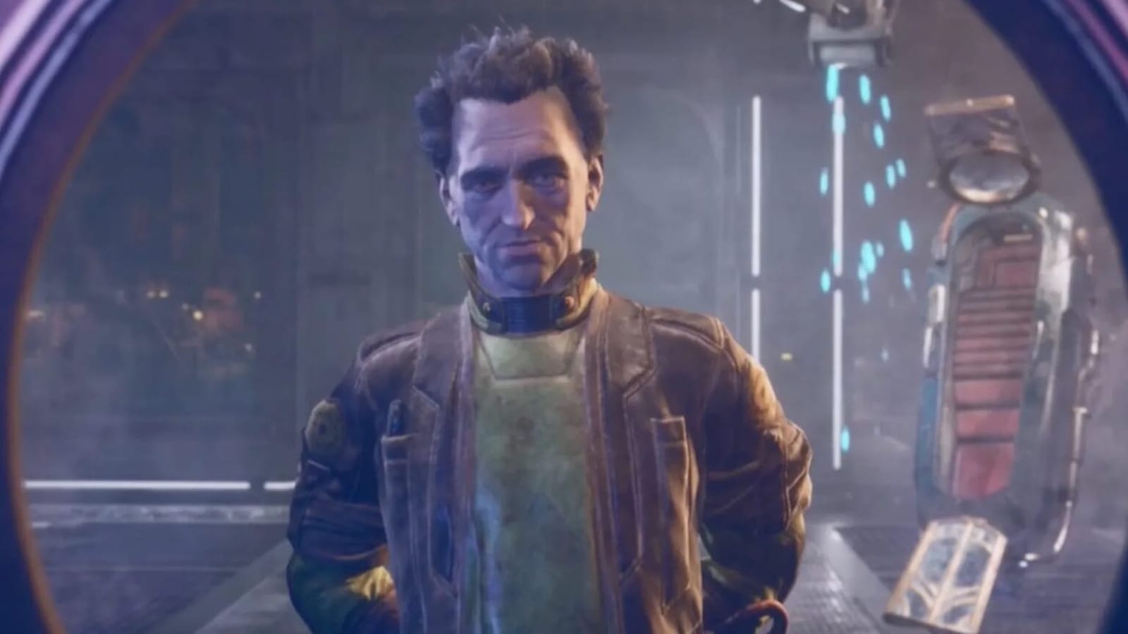 Personagem de cabelo curto e bagunçado usa jaqueta marrom sobre roupa verde, iluminado por luz azul. Ao fundo há estruturas metálicas com luzes azuis e equipamento com detalhes vermelhos.