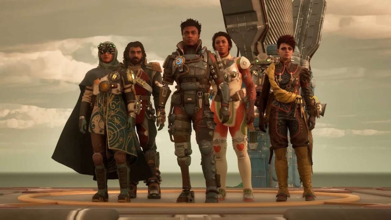 Cinco personagens em trajes de fantasia sci‑fi estão alinhados sobre plataforma metálica sob céu nublado. O personagem central usa armadura pesada com luzes azuis, enquanto os demais vestem roupas detalhadas com capas, peças mecânicas e ornamentos coloridos.