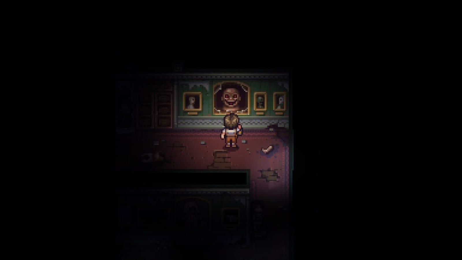 Cena em pixel art com personagem diante de parede coberta por retratos distorcidos, incluindo rosto grande com sorriso inquietante e olhos vazios. Sala apresenta rachaduras, detritos e iluminação focada nos quadros.